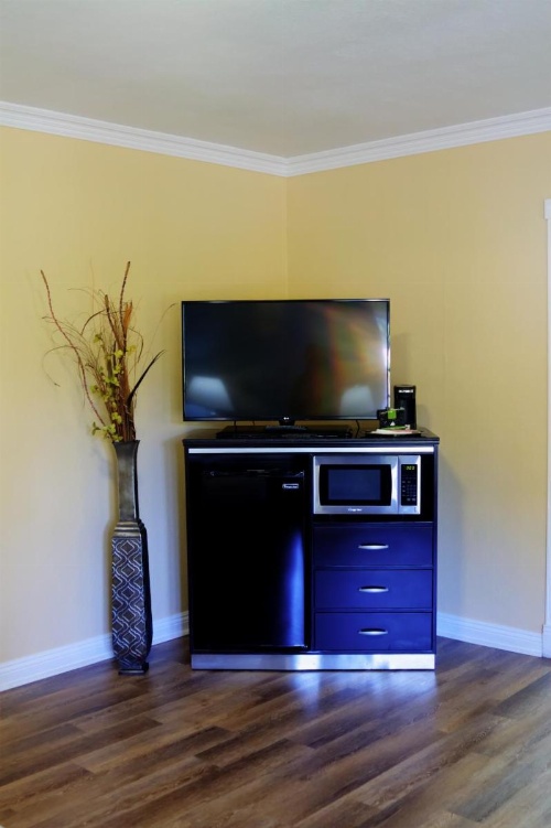 Palm Tropics Motel image 13