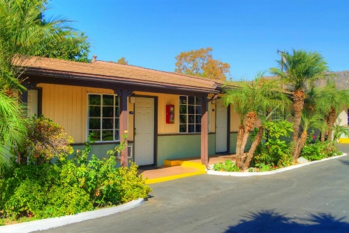 Palm Tropics Motel image 21