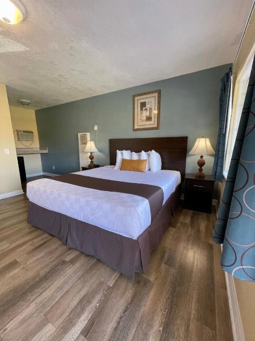 Palm Tropics Motel image 26